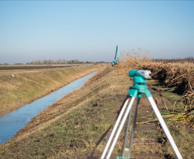 Zahvaljujući adekvatnoj i savremenoj mehanizaciji spremni smo da efikasno odgovorimo na sve zahteve naših poslovnih klijenata, a da pritom realizacija projekata bude jednako kvalitetna i blagovremena. Osnovni zadatak rukovodstva, odnosno, menadžmenta preduzeća je da obezbedi resurse, dok je zadatak zaposlenih i privremeno angažovanih radnika da svoje obaveze obavljaju savesno, odgovorno i u odgovarajućem vremenskom okviru. Upravo ova formula je garancija dugoročnog uspeha i odgovarajućeg kvaliteta usluga.