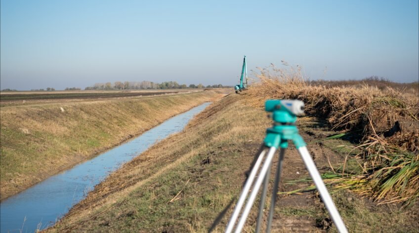Zahvaljujući adekvatnoj i savremenoj mehanizaciji spremni smo da efikasno odgovorimo na sve zahteve naših poslovnih klijenata, a da pritom realizacija projekata bude jednako kvalitetna i blagovremena. Osnovni zadatak rukovodstva, odnosno, menadžmenta preduzeća je da obezbedi resurse, dok je zadatak zaposlenih i privremeno angažovanih radnika da svoje obaveze obavljaju savesno, odgovorno i u odgovarajućem vremenskom okviru. Upravo ova formula je garancija dugoročnog uspeha i odgovarajućeg kvaliteta usluga.
