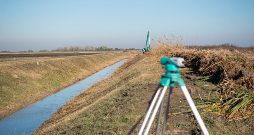Zahvaljujući adekvatnoj i savremenoj mehanizaciji spremni smo da efikasno odgovorimo na sve zahteve naših poslovnih klijenata, a da pritom realizacija projekata bude jednako kvalitetna i blagovremena. Osnovni zadatak rukovodstva, odnosno, menadžmenta preduzeća je da obezbedi resurse, dok je zadatak zaposlenih i privremeno angažovanih radnika da svoje obaveze obavljaju savesno, odgovorno i u odgovarajućem vremenskom okviru. Upravo ova formula je garancija dugoročnog uspeha i odgovarajućeg kvaliteta usluga.